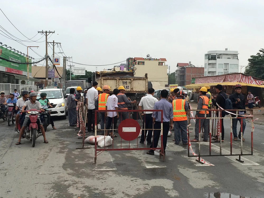 Hố "tử thần" nằm ngay giao lộ Nguyễn Ảnh Thủ - Tô Ký, quận 12, TP.HCM.